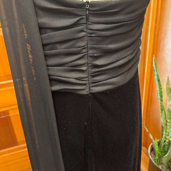 Stunning Black Velvet Gown - Picture 5 of 6